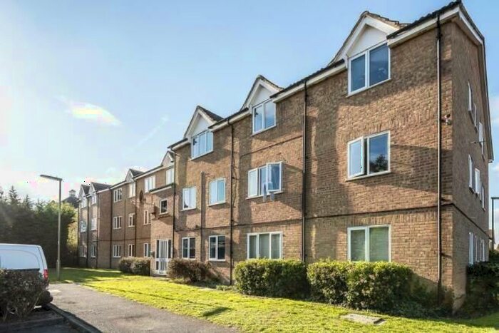 Studio To Rent In Sunbury, Surrey, TW16