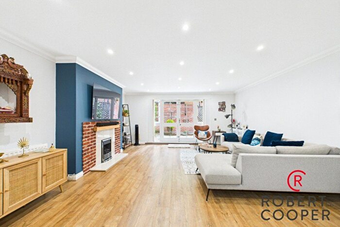 3 Bedroom End Of Terrace House For Sale In Cottage Close, Harrow, HA2