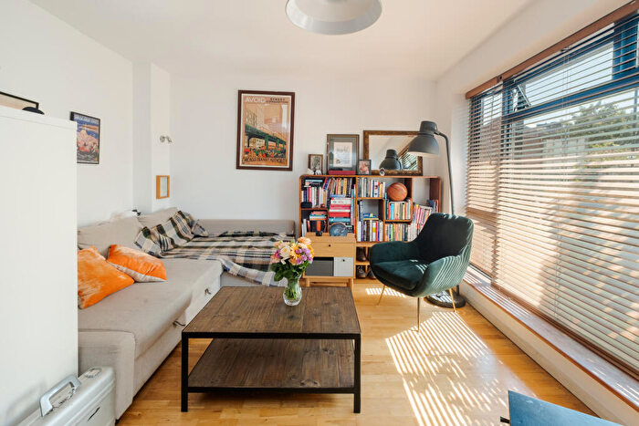 1 Bedroom Flat For Sale In Boleyn Road, London, N16