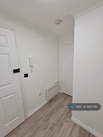 2 Bedroom Flat To Rent In Queensland Court, Tilbury, RM18
