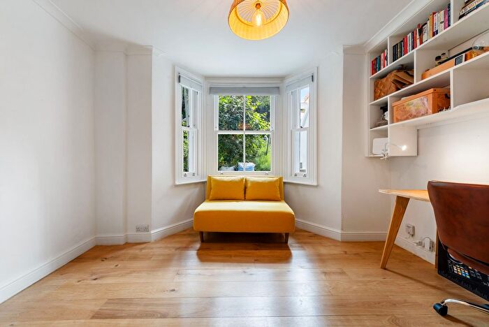 2 Bedroom Flat To Rent In Greenwood Road, London, E8