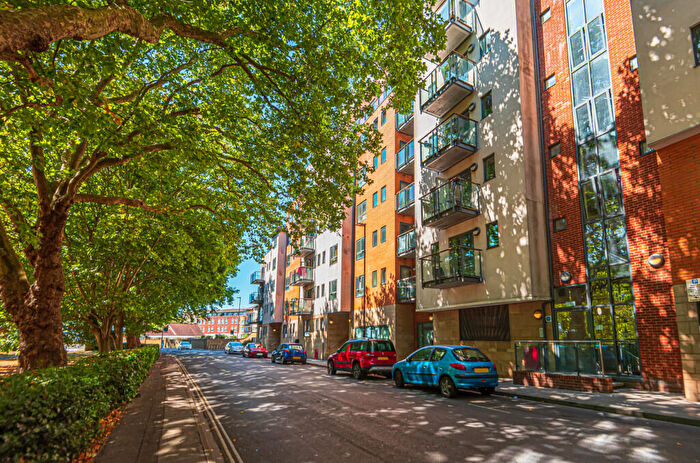 2 Bedroom Flat For Sale In Orchard Place, Southampton, Hampshire, SO14