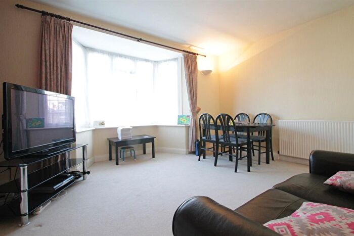 2 Bedroom Flat To Rent In Ballards Lane, London, N3