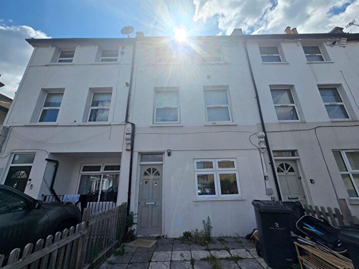 2 Bedroom Flat To Rent In Catford Hill, London, SE6