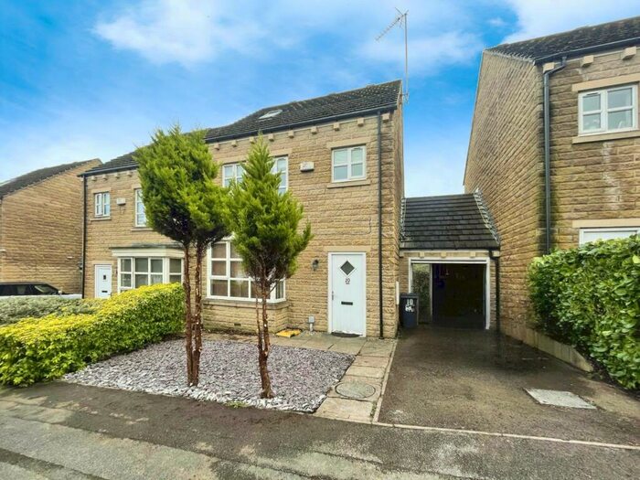 4 Bedroom Semi-Detached House To Rent In Sylvan Ridge, Huddersfield, West Yorkshire, HD2