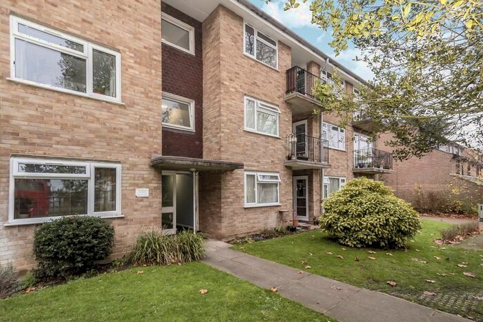 1 Bedroom Flat To Rent In Hampton Road, Teddington, TW11