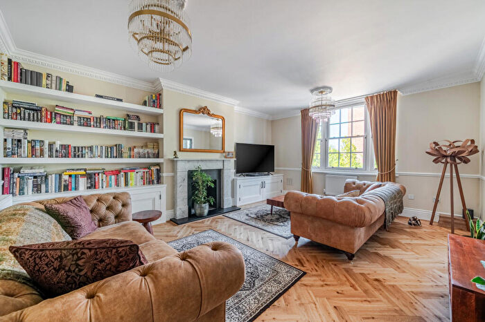 2 Bedroom Flat For Sale In High Street, Esher, KT10