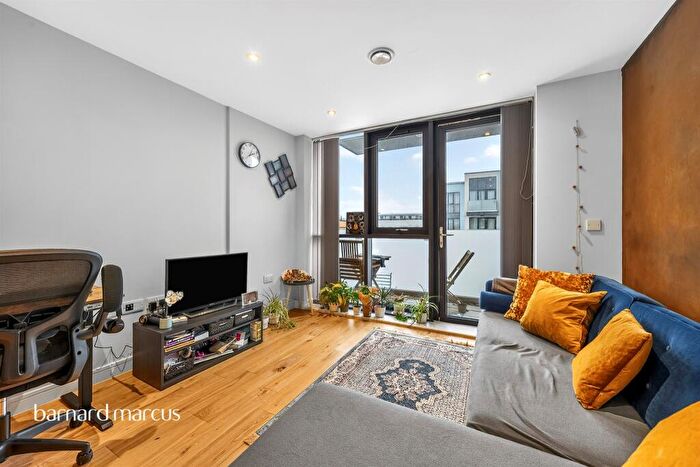 2 Bedroom Flat For Sale In Cavalier Close, Wallington, SM6