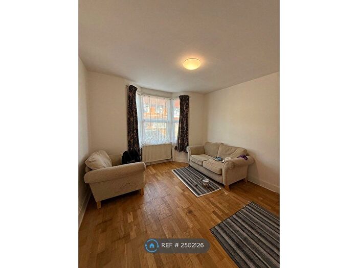 3 Bedroom Flat To Rent In Hounslow, Hounslow, TW3