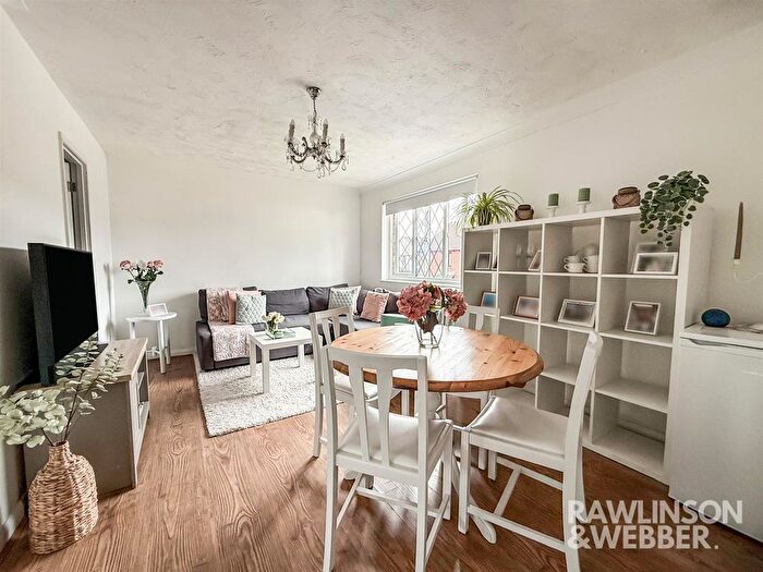 2 Bedroom Maisonette To Rent In Kings Chase, East Molesey, KT8