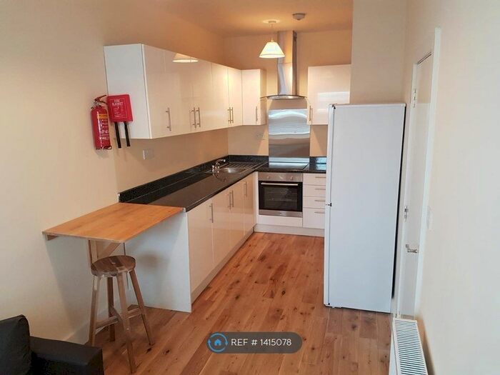 3 Bedroom Flat To Rent In Knights Hill, London, SE27