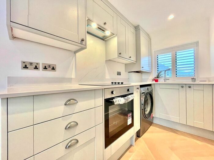 3 Bedroom Flat To Rent In Oakleigh Road North, London, N20