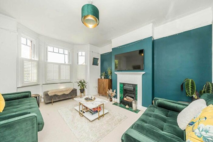 2 Bedroom Flat To Rent In Villiers Road, Kingston, KT1