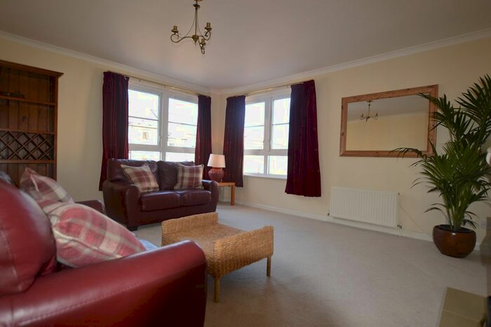 3 Bedroom Flat To Rent In Dicksonfield, Edinburgh EH7