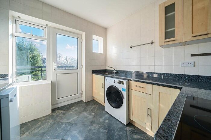 2 Bedroom Flat To Rent In Bath Road, Maidenhead, SL6