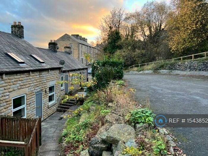 4 Bedroom Maisonette To Rent In Bankside, New Mills, High Peak, SK22