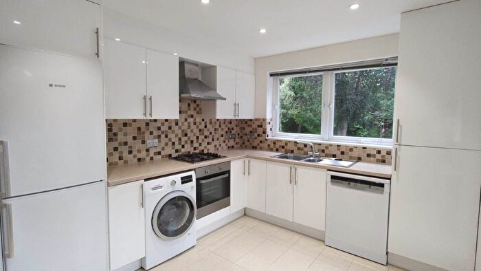 3 Bedroom Flat To Rent In South Hampstead, London, NW6