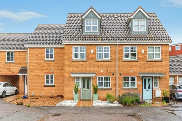 3 Bedroom Terraced House For Sale In Temple Gardens, Rushden, NN10