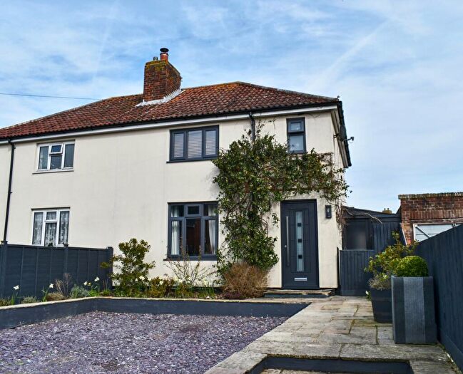 3 Bedroom Semi-Detached House For Sale In Lower Buckland Road, Lymington, SO41
