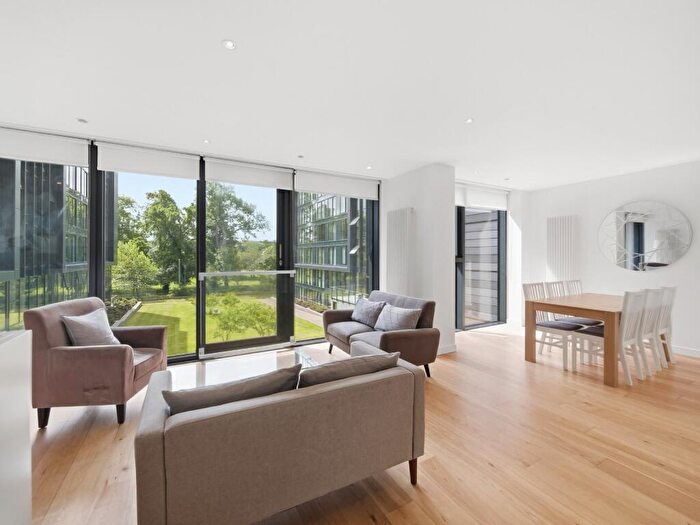 2 Bedroom Flat For Sale In / Simpson Loan, Edinburgh, EH3