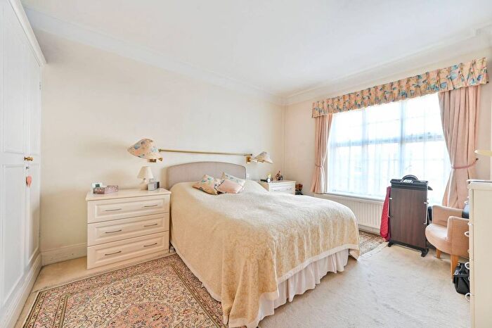 3 Bedroom Flat For Sale In Kensington High Street, High Street Kensington, London, W8