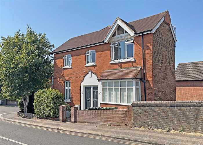 2 Bedroom Flat For Sale In Linkfield Street, Redhill, RH1