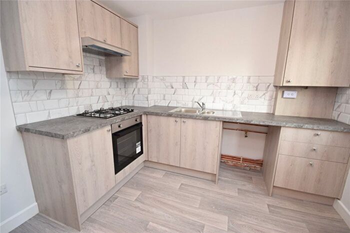 2 Bedroom Flat To Rent In Lidgett Lane, Leeds, West Yorkshire, LS8