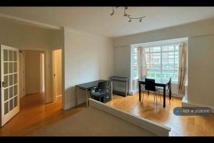 Studio To Rent In Rossmore Court, London, NW1