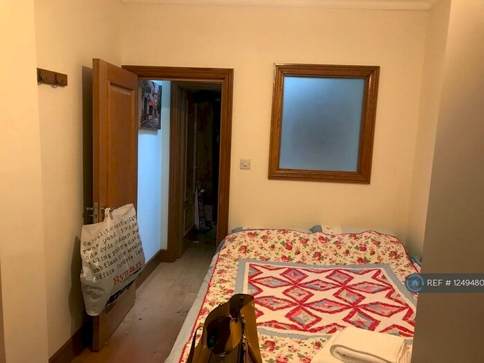 6 Bedroom Detached House To Rent In Dutch Gardens, Kingston Upon Thames, KT2