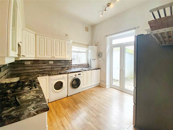 2 Bedroom Flat To Rent In Cumnor Road, Sutton, Surrey, SM2