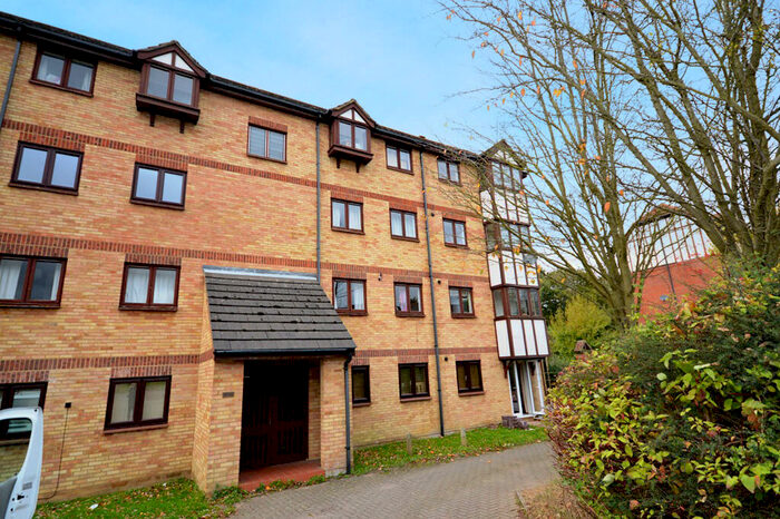 2 Bedroom Flat To Rent In Kerr Close, Knebworth, SG3