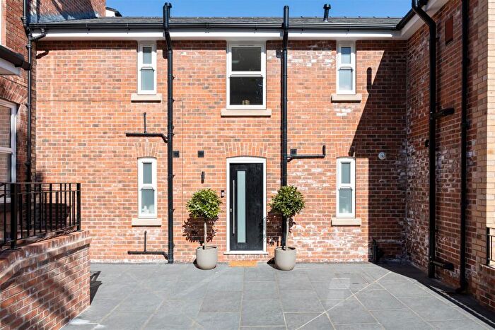 4 Bedroom House To Rent In Silvan Court, Macclesfield, SK10