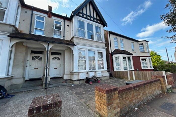 2 Bedroom Flat For Sale In Bedroom Semi Detached Flat In Southend On Sea, SS1
