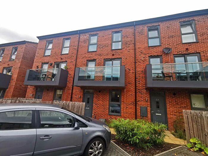 2 Bedroom Detached House To Rent In Carnforth Avenue, Wakefield, Uk, WF1