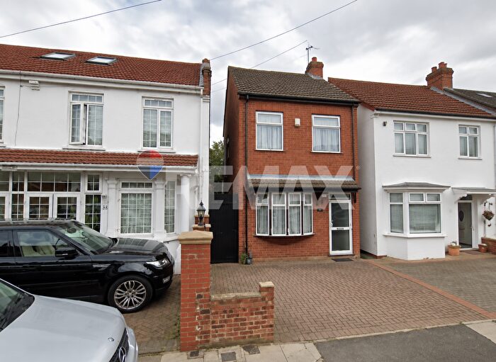 4 Bedroom Detached House To Rent In Inglehurst Gardens, Ilford, IG4