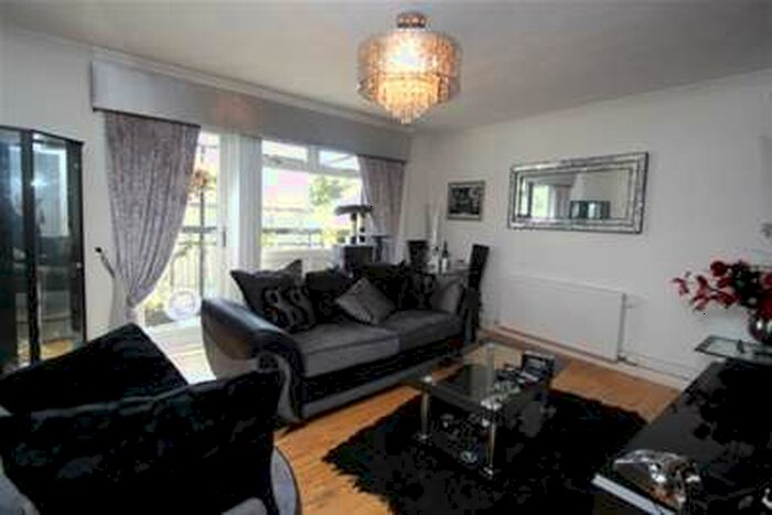 3 Bedroom Flat To Rent In Farie Street, Rutherglen, G73