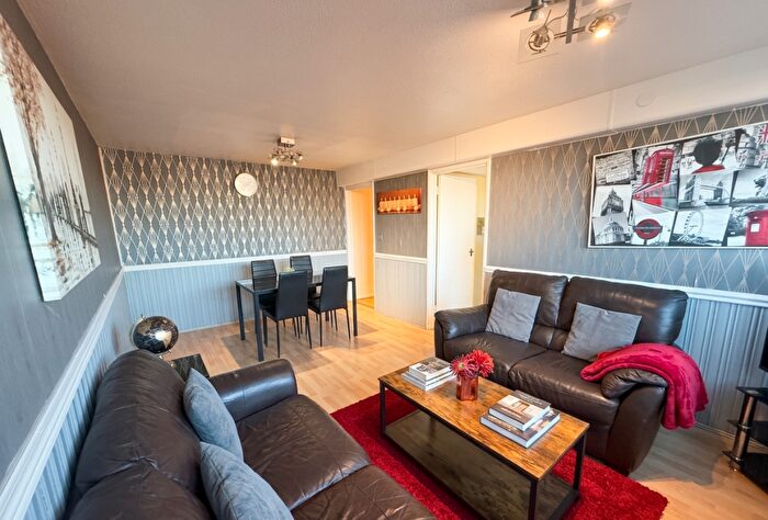 2 Bedroom Flat To Rent In Stylish -Bed Apartment With City Views –, NG1