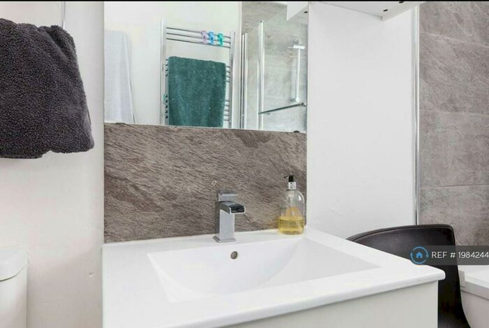 2 Bedroom Flat To Rent In Courtlands Avenue, London, SE12