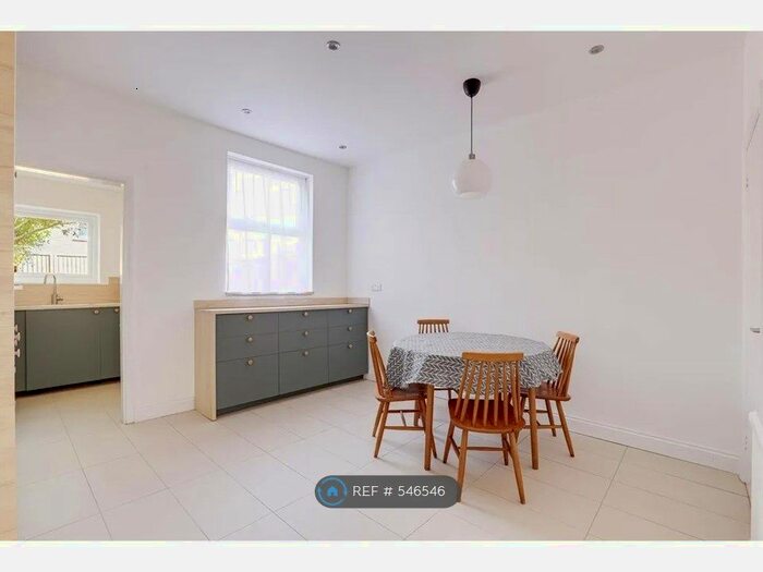 3 Bedroom Terraced House To Rent In Birkin Avenue, Nottingham, NG7