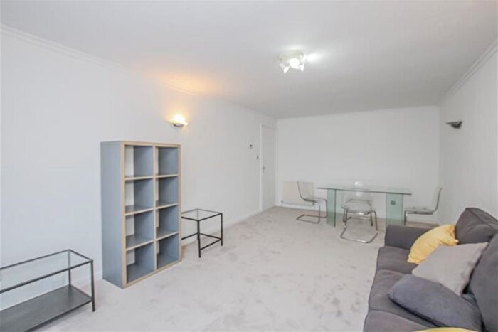 1 Bedroom Flat To Rent In The Brookdales, Bridge Lane, Golders Green, NW11