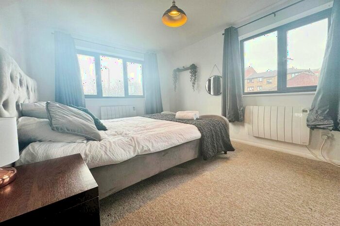 2 Bedroom Flat To Rent In Conway Gardens, RM17