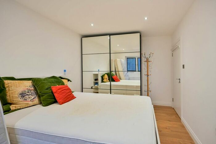 2 Bedroom Flat To Rent In Traps Lane, New Malden, KT3