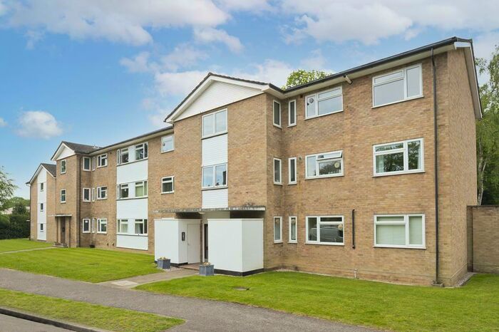 2 Bedroom Flat To Rent In Conifers, Oatlands Avenue, KT13