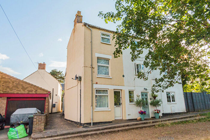 3 Bedroom End Of Terrace House For Sale In High Street, Woodford, NN14