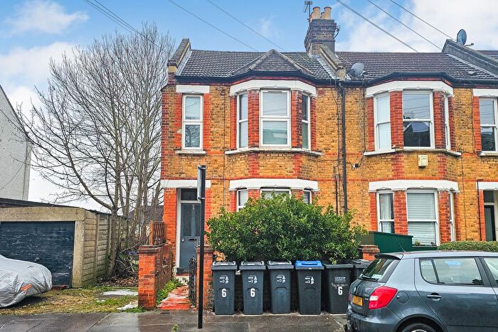 2 Bedroom Flat For Sale In Queen Mary Road, London, SE19