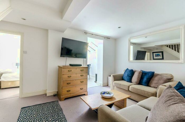 2 Bedroom Flat To Rent In Ifield Road, Chelsea, London, SW10