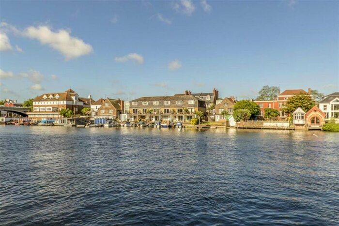 1 Bedroom Flat To Rent In Salamander Quay, Hampton Wick, KT1