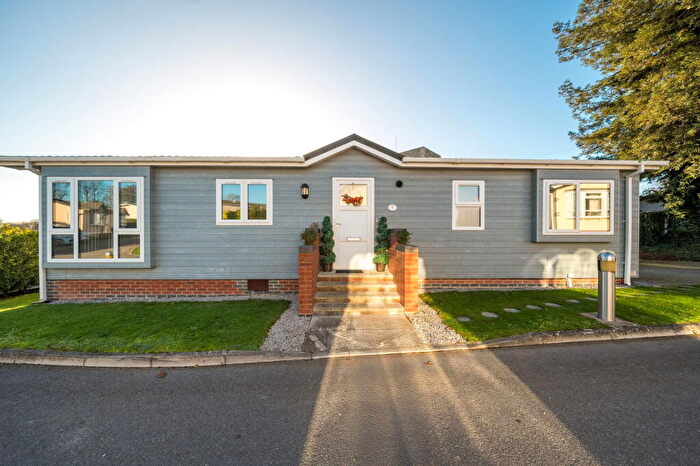 2 Bedroom Park Home For Sale In Blunsdon Abbey Park, Blunsdon, Swindon, Wiltshire, SN25