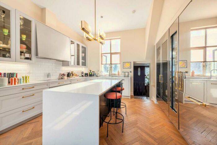 3 Bedroom Flat To Rent In Redcliffe Square, Chelsea, London, SW10