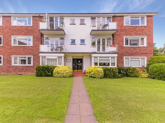 2 Bedroom Flat To Rent In Lovelace Gardens, Surbiton KT6